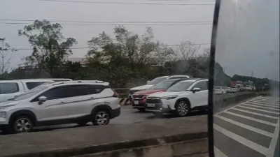 박닌(Bac Ninh)을 통과하는 1A국도에서 쓰레기를 줍는 한 남자가 승용차에 치여 사망해 지역 교통 정체를 일으켰습니다.
