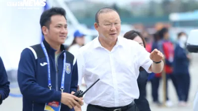 박항서 고문, 신인팀 경기에 처음으로 참석